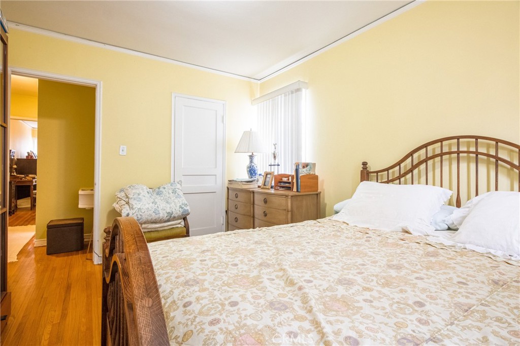 913 S Wilton Place Property Photo 13