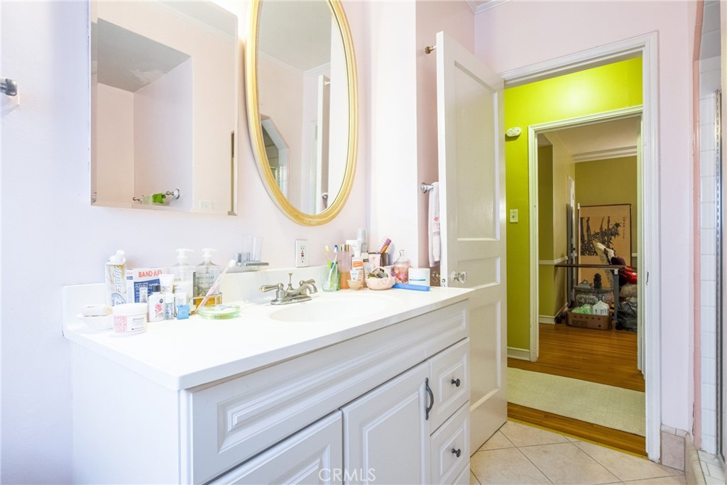 913 S Wilton Place Property Photo 14