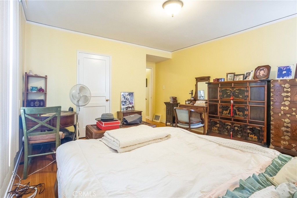 913 S Wilton Place Property Photo 15