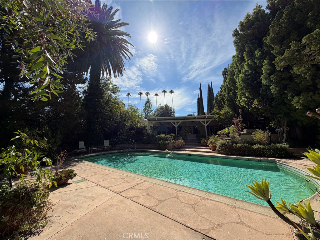 5412 Encino Ave. Property Photo 1