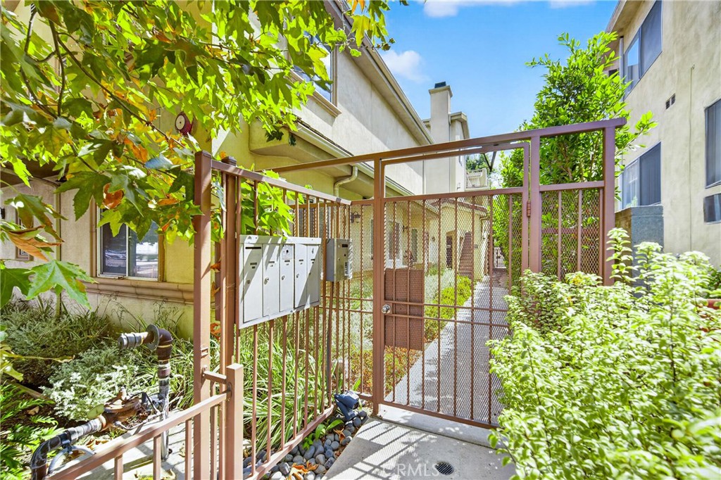 6446 Woodley Avenue 3 Property Photo 20
