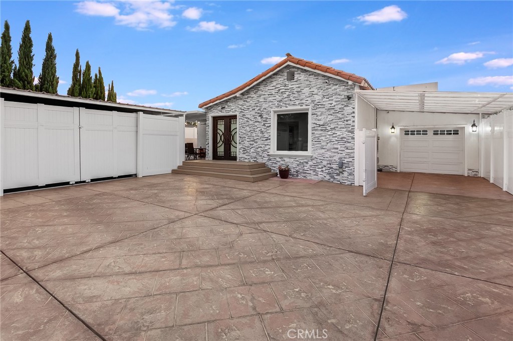 6917 Tyrone Avenue Property Photo 3