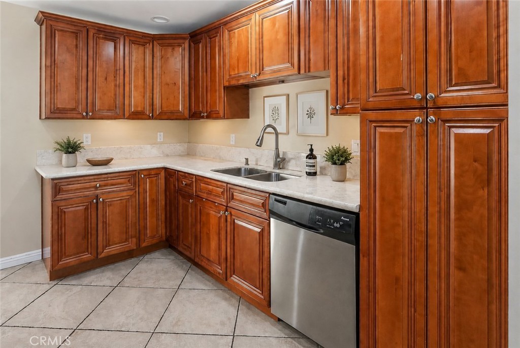 6917 Tyrone Avenue Property Photo 7