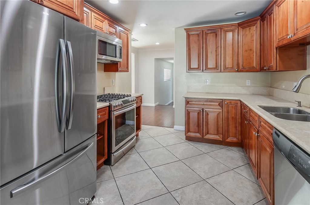 6917 Tyrone Avenue Property Photo 8