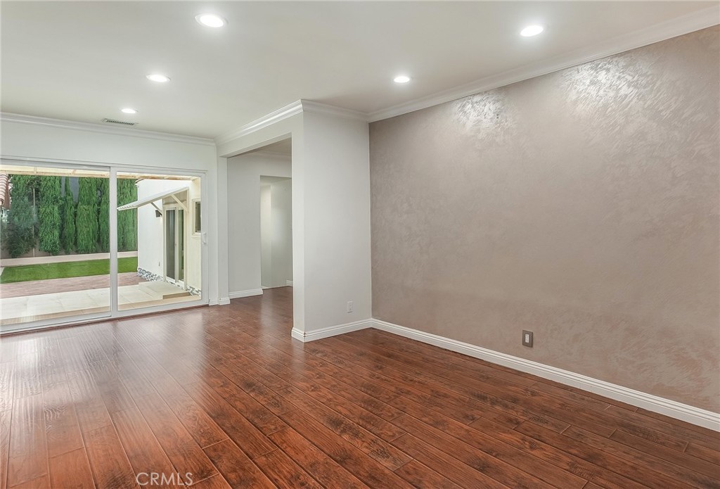 6917 Tyrone Avenue Property Photo 12