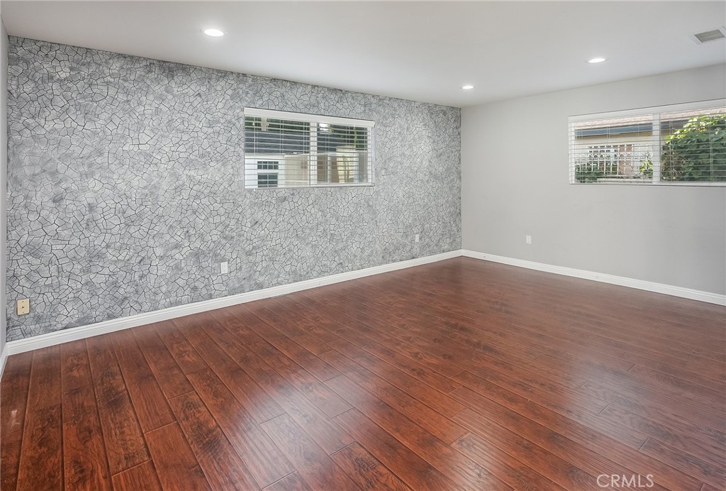 6917 Tyrone Avenue Property Photo 14