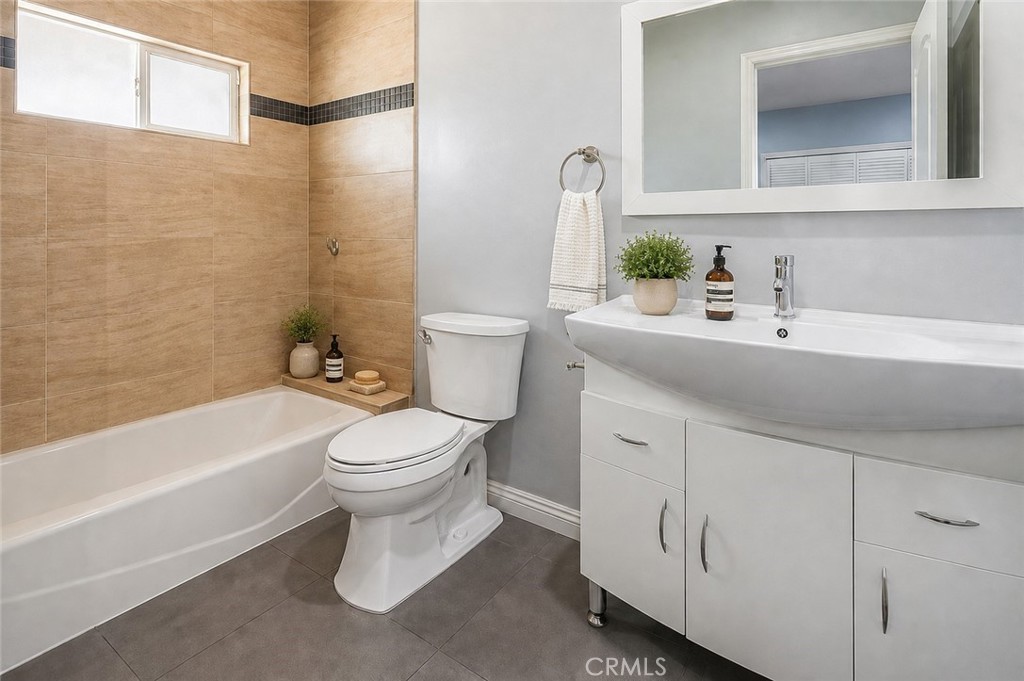 6917 Tyrone Avenue Property Photo 20