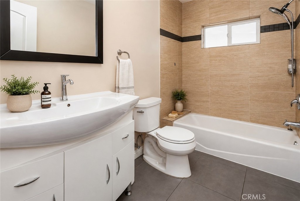 6917 Tyrone Avenue Property Photo 22