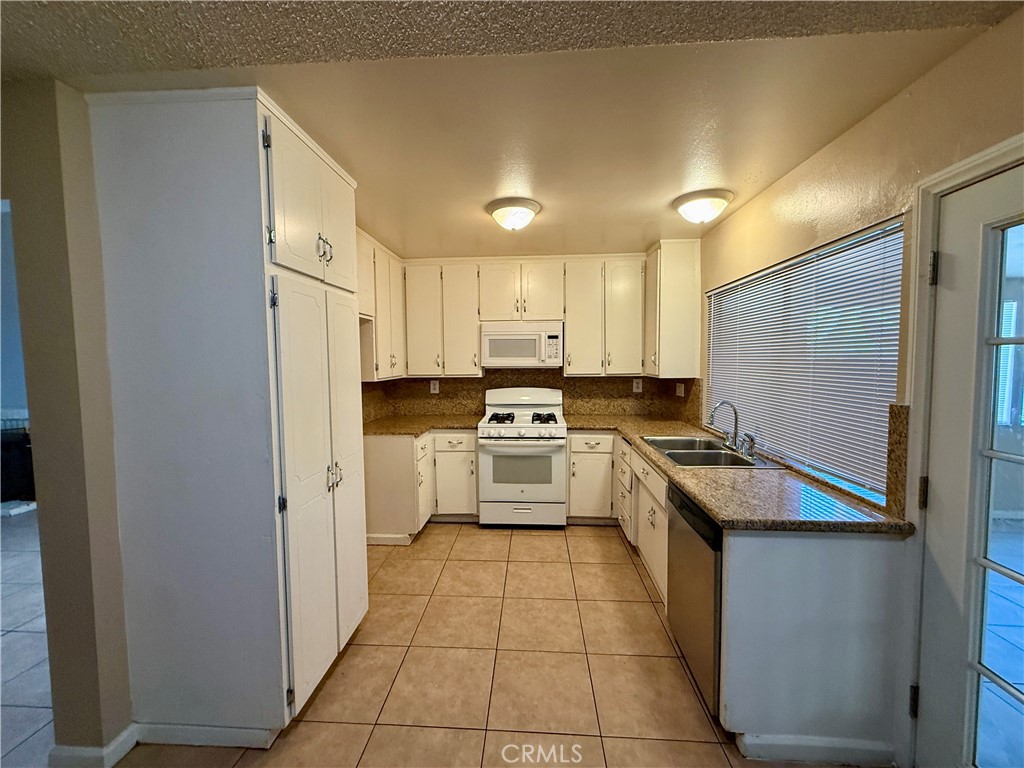 724 E Avenue J4 Property Photo 7