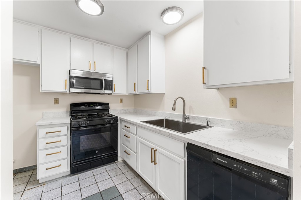 10730 Woodley Avenue 7 Property Photo 17