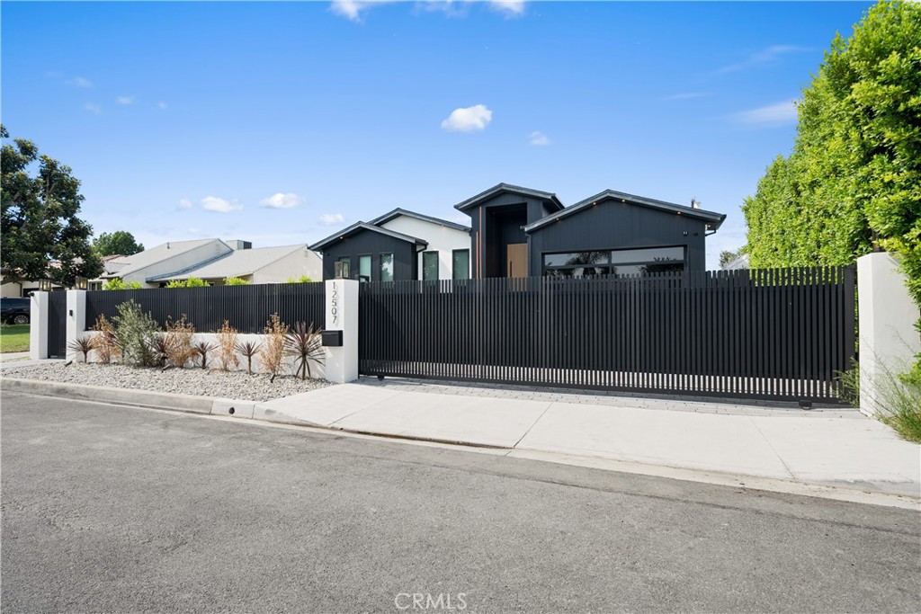 12507 Miranda Property Photo 4