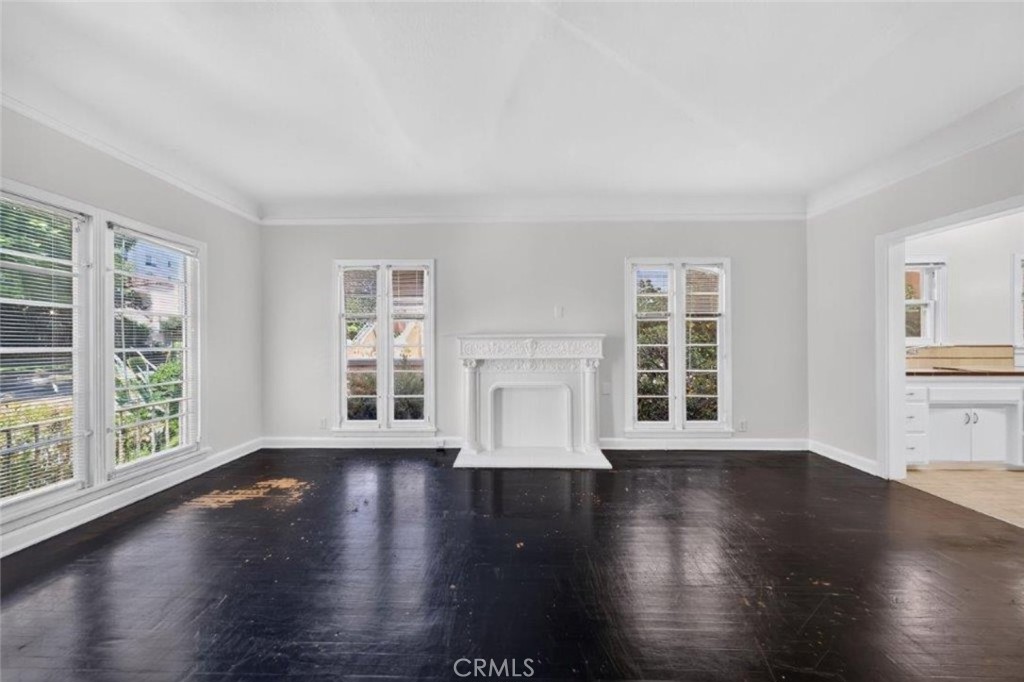 132 N La Peer Drive Property Photo 8