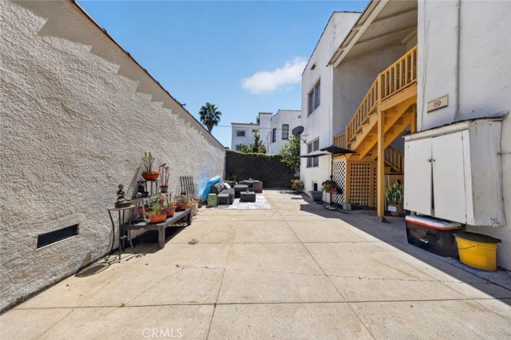 132 N La Peer Drive Property Photo 23
