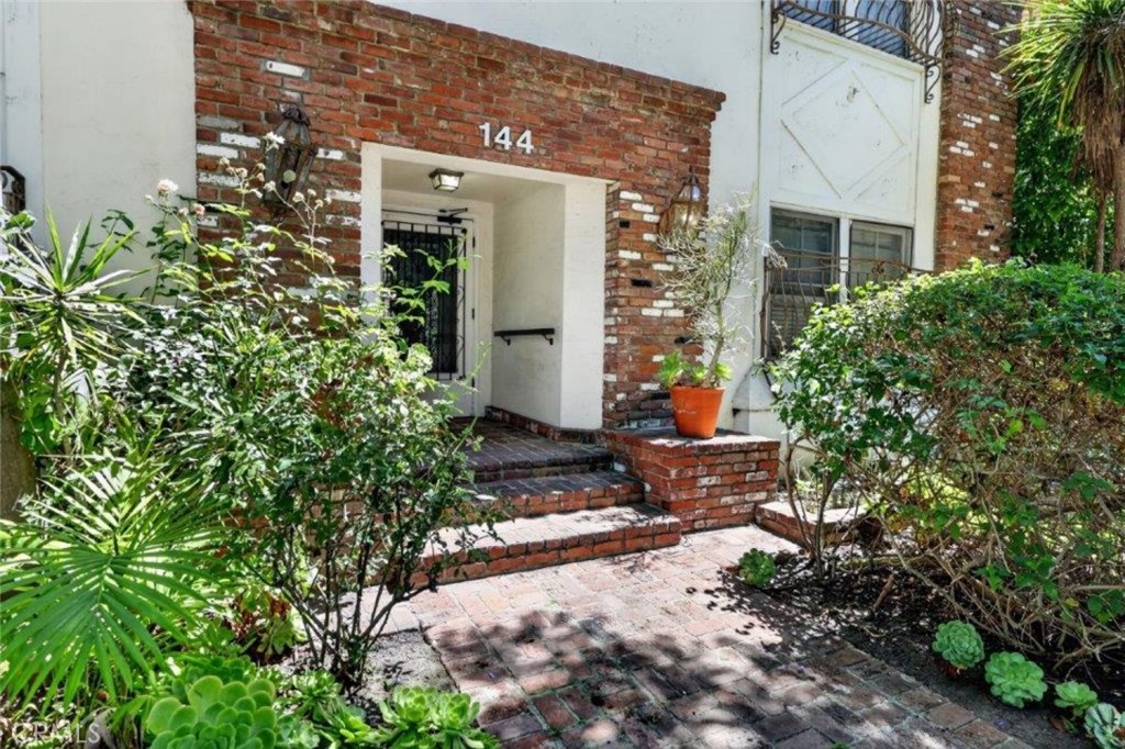 144 N La Peer Drive Property Photo 4