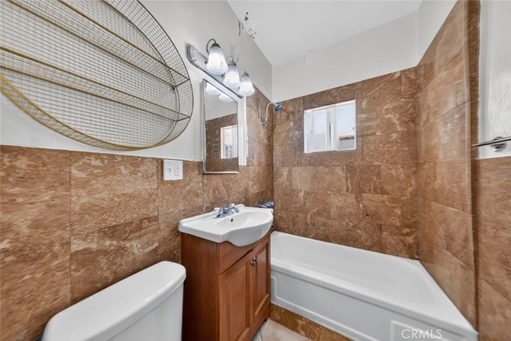 144 N La Peer Drive Property Photo 15