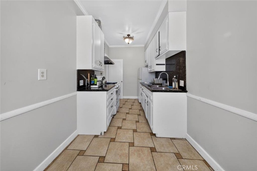 144 N La Peer Drive Property Photo 33
