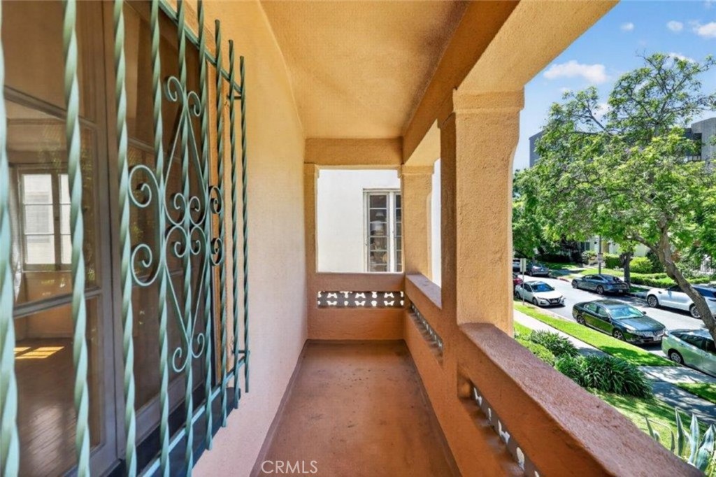 138 N La Peer Drive Property Photo 10