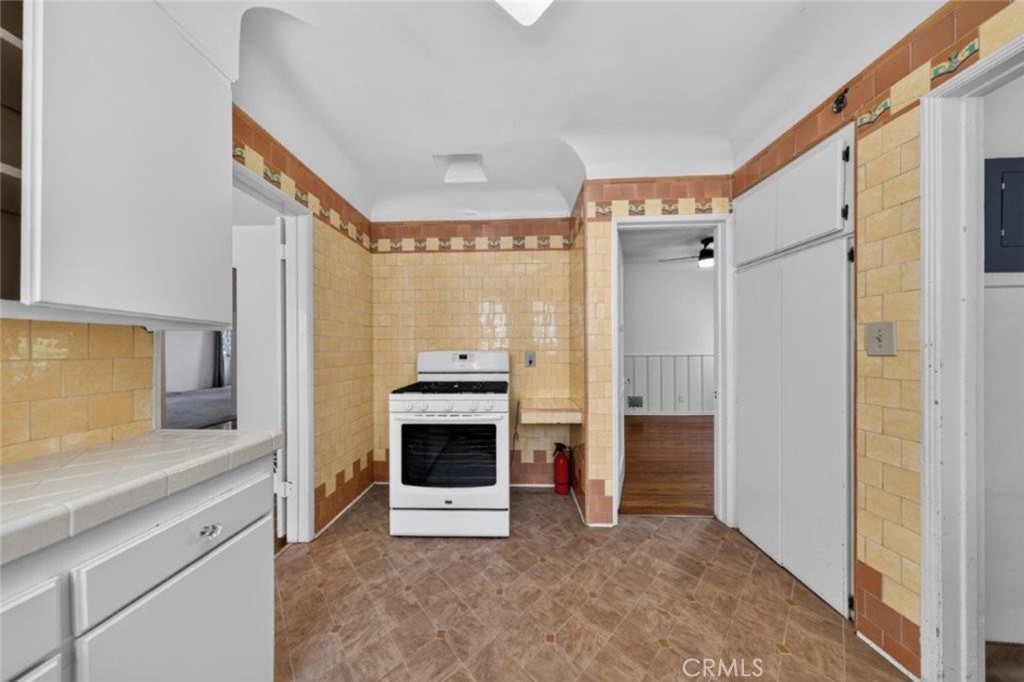 138 N La Peer Drive Property Photo 22