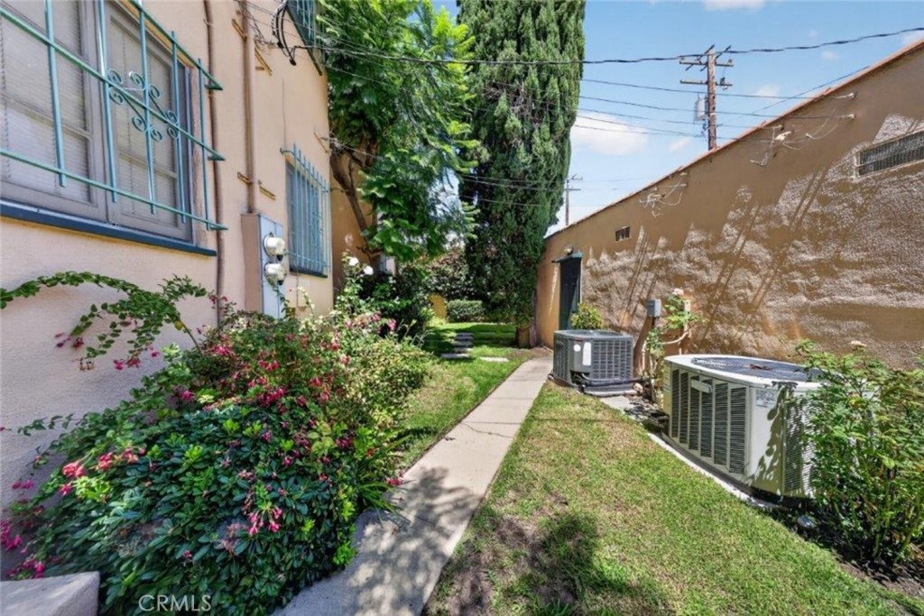 138 N La Peer Drive Property Photo 42