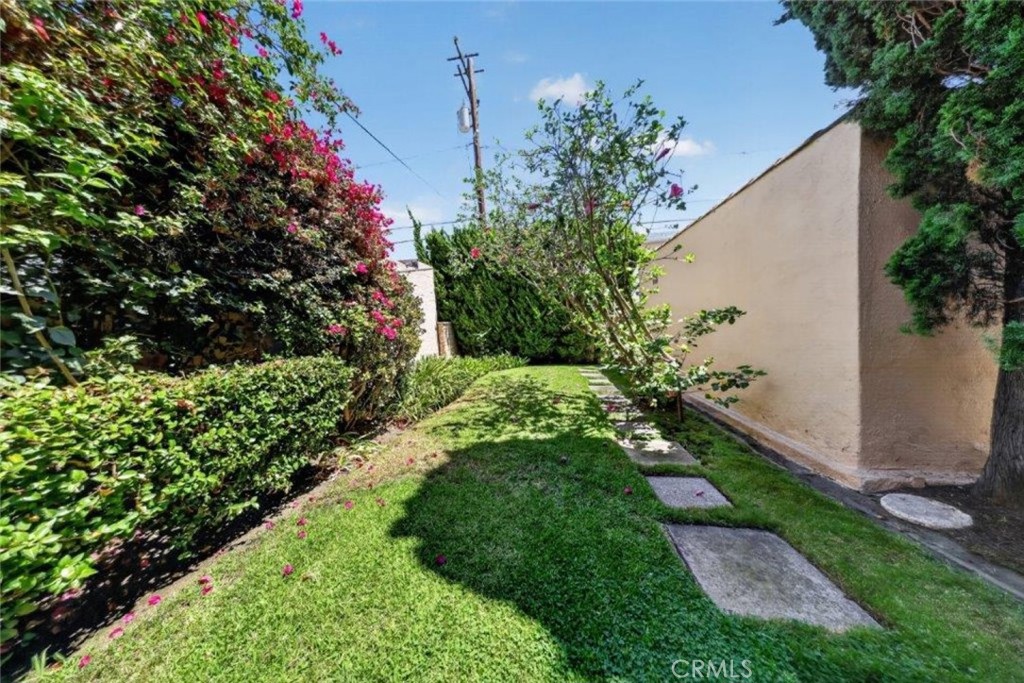 138 N La Peer Drive Property Photo 43