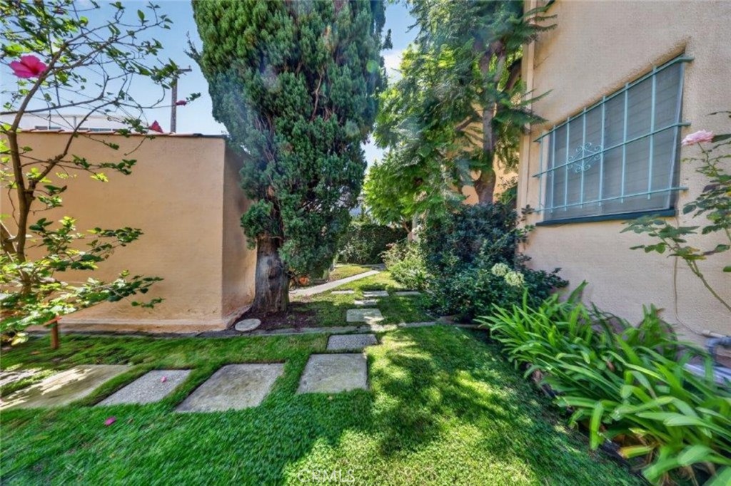 138 N La Peer Drive Property Photo 44