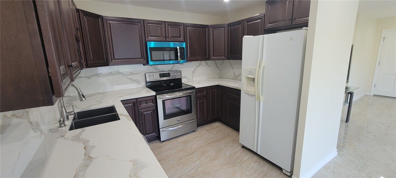 18611 Collins Street E 33 Property Photo 5