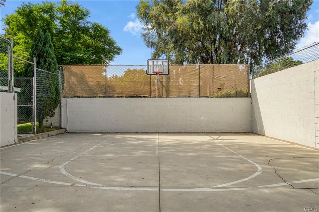 18611 Collins Street E 33 Property Photo 9