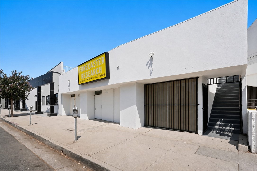 19621 Ventura Boulevard Property Photo 2