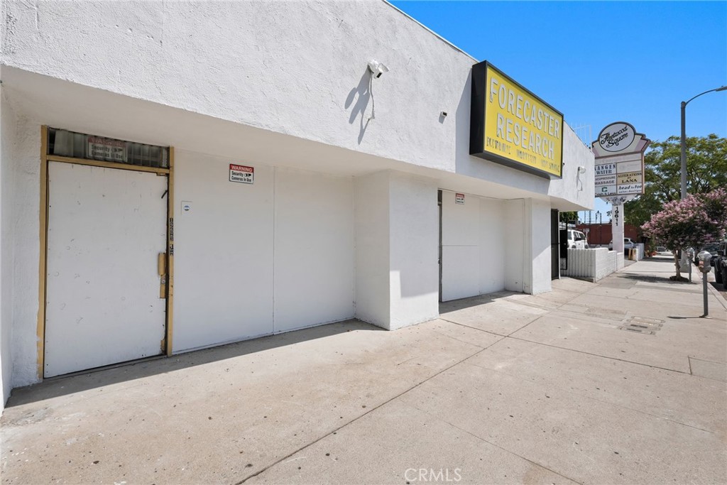 19621 Ventura Boulevard Property Photo 4