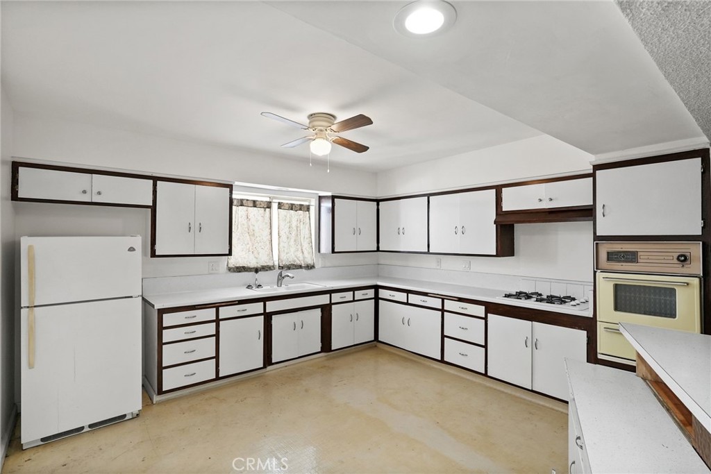 19621 Ventura Boulevard Property Photo 47