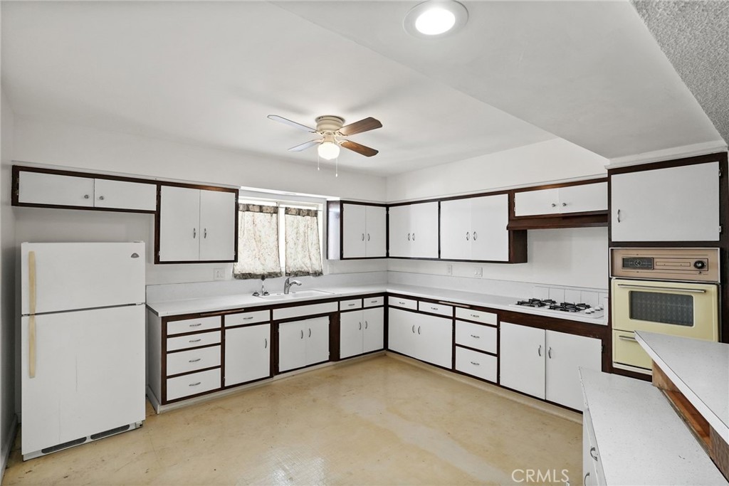 19621 Ventura Boulevard Property Photo 47