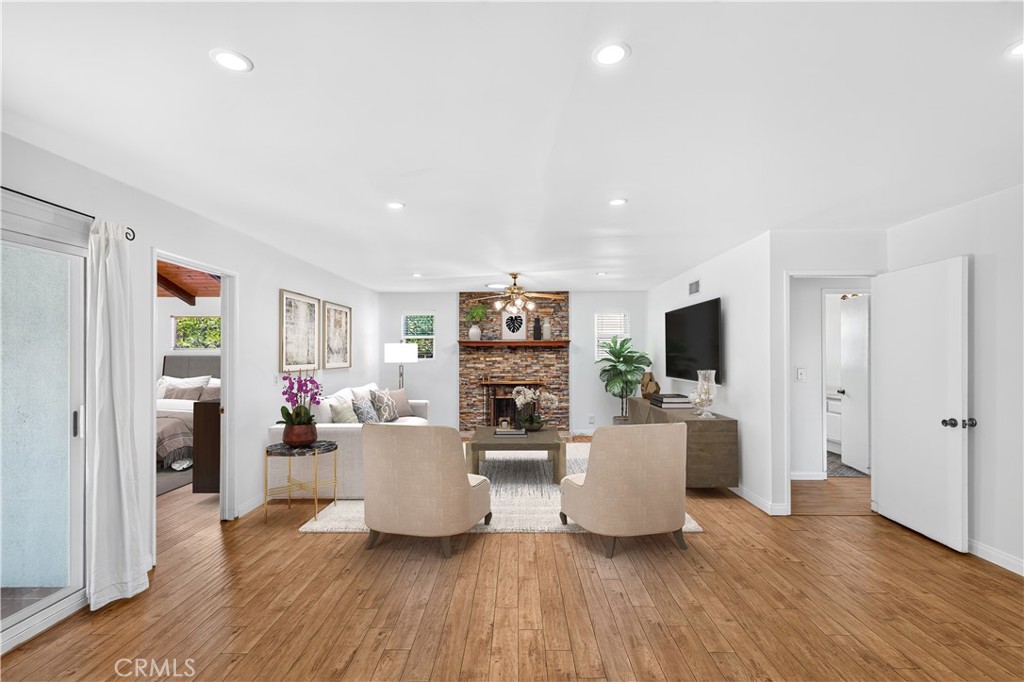 23032 Cohasset Street Property Photo 5