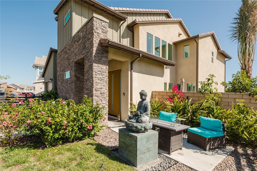 11743 Canoga Avenue Property Photo 9