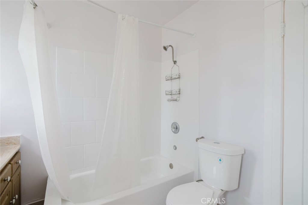 1634 N Alexandria Avenue Property Photo 18