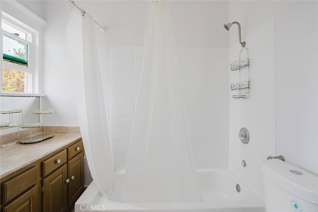 1634 N Alexandria Avenue Property Photo 19