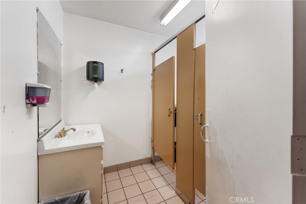 950 W 42nd Property Photo 15