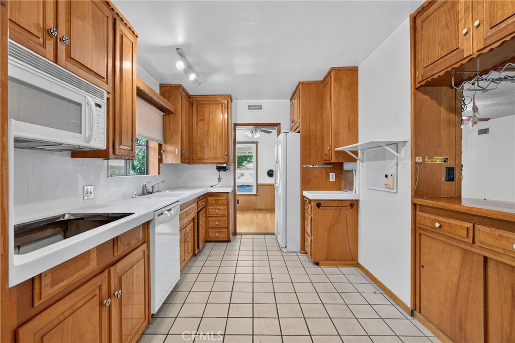 7238 Balcom Avenue Property Photo 10