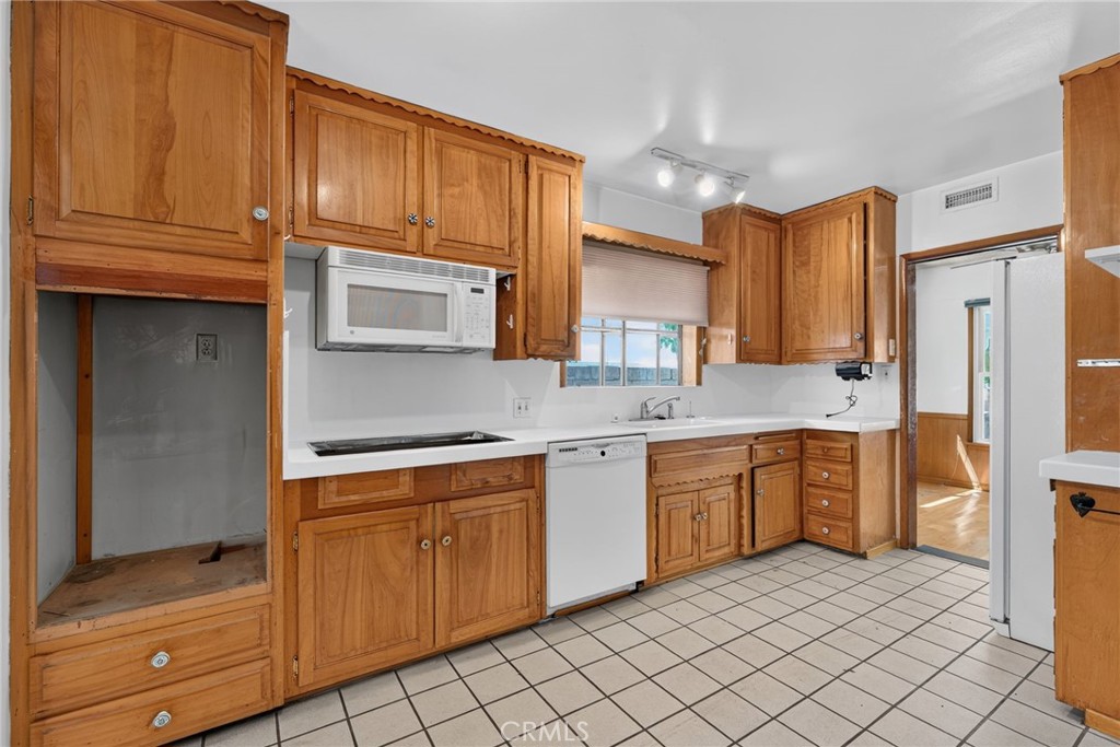 7238 Balcom Avenue Property Photo 11