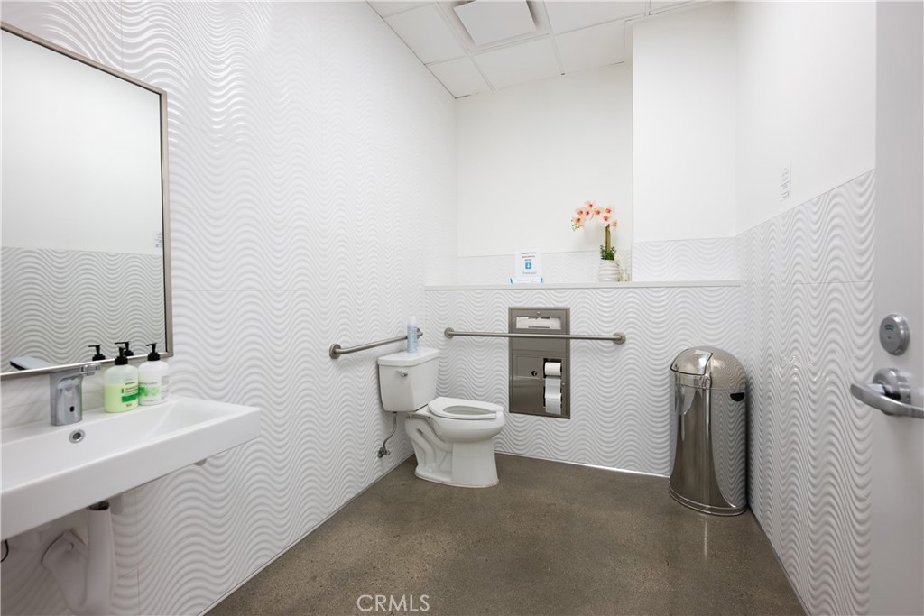 16661 Ventura Property Photo 15