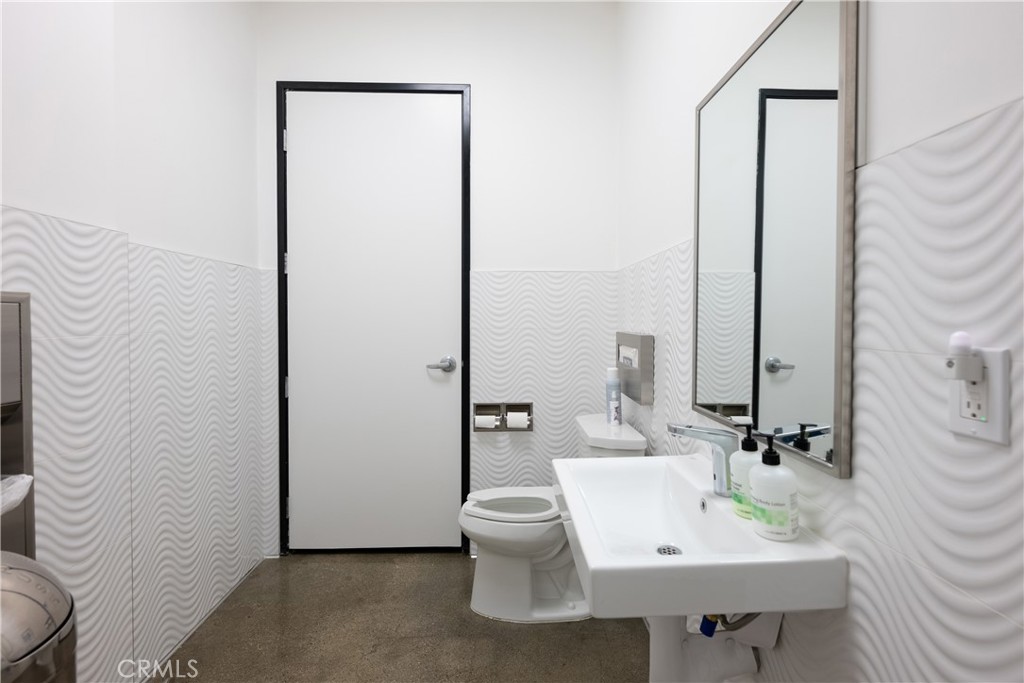 16661 Ventura Property Photo 16