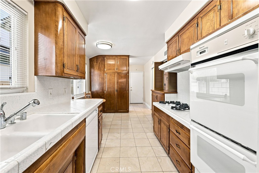 10555 Monogram Avenue Property Photo 5