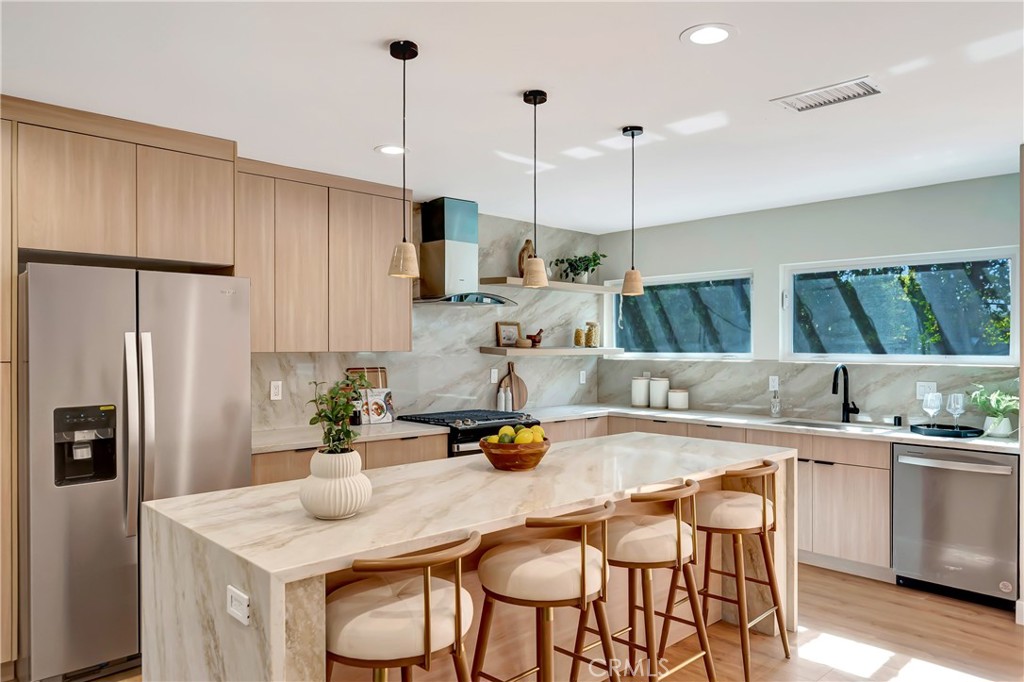 22120 Costanso Street Property Photo 7