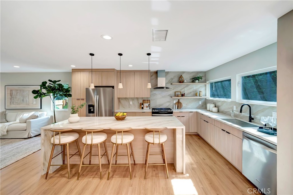 22120 Costanso Street Property Photo 8