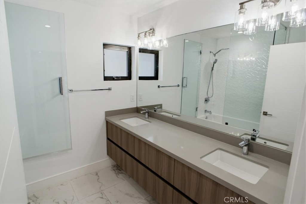 829 N Martel Property Photo 11