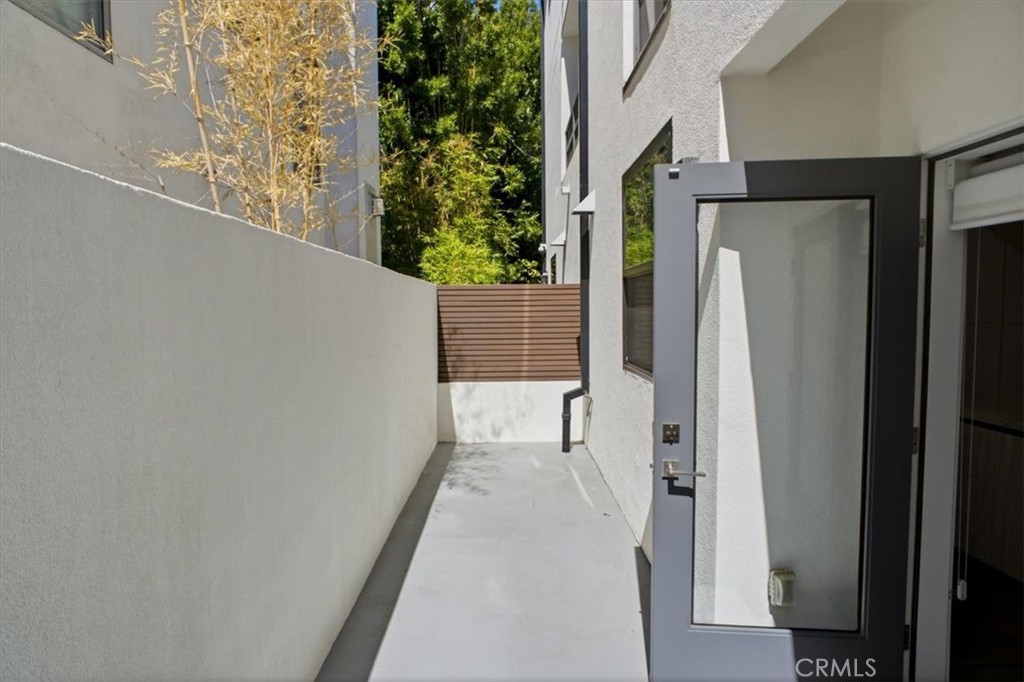 829 N Martel Property Photo 16