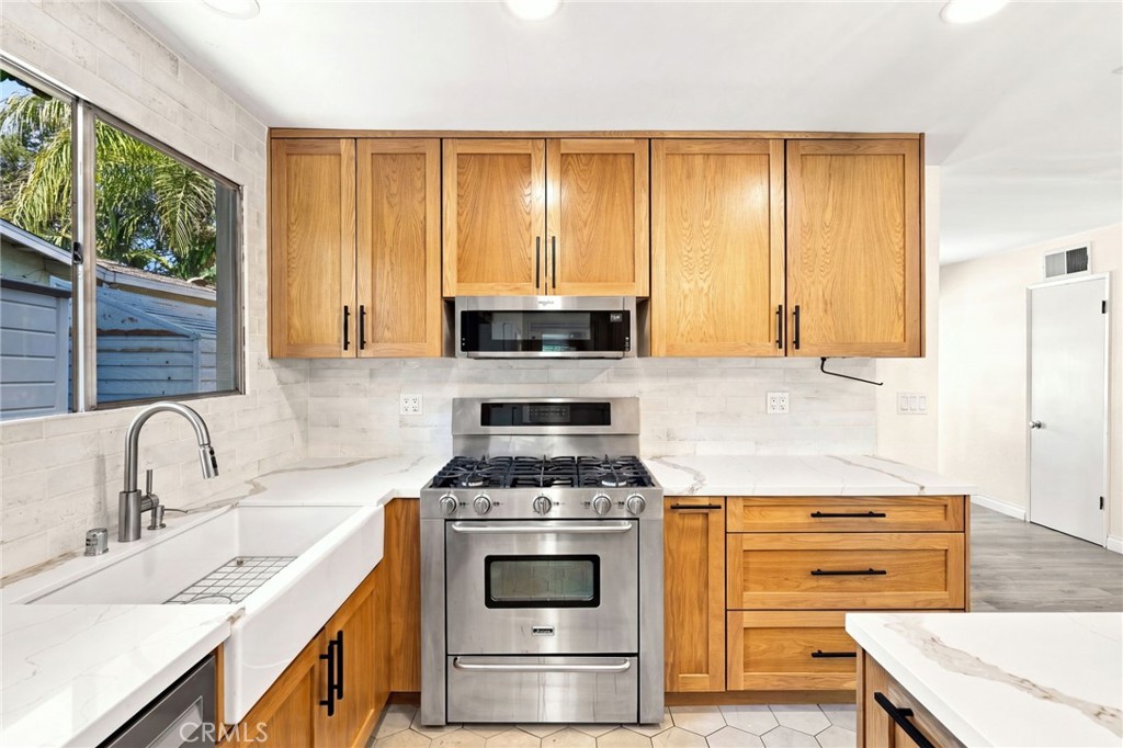 22510 Hartland Property Photo 6
