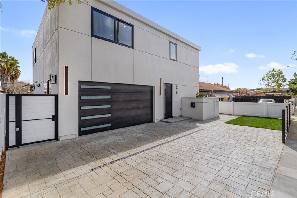 6830 N Lubao Avenue Property Photo 3