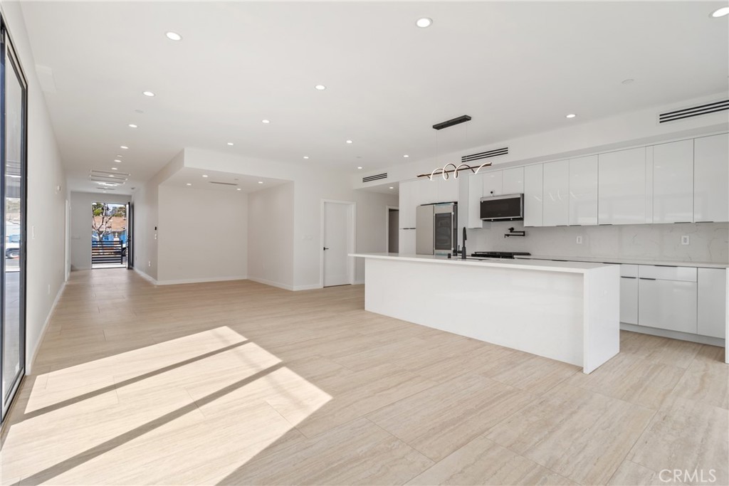 6830 N Lubao Avenue Property Photo 13