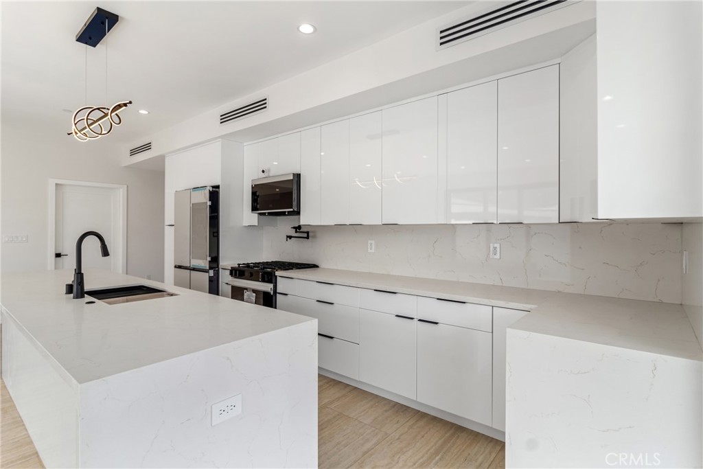 6830 N Lubao Avenue Property Photo 18