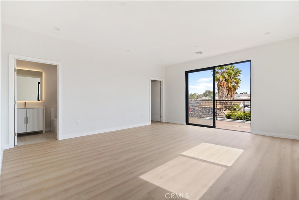 6830 N Lubao Avenue Property Photo 22